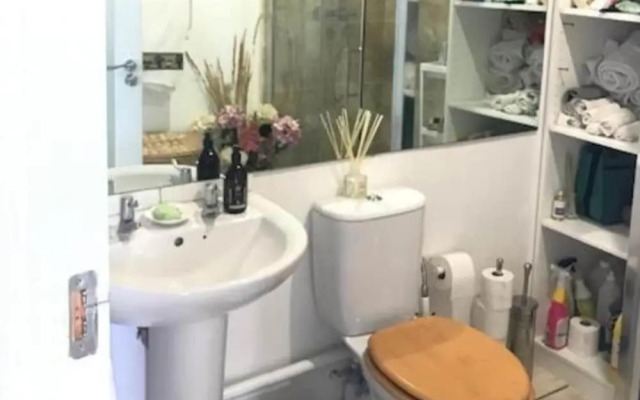 Coastal Hideaway - Sleeps 4 & Free Parking