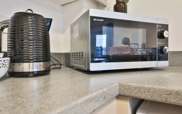 2 Bed Flat with Parking Near Waterfront