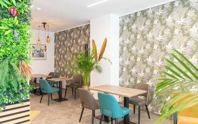 Central Hotel & Lounge Adult Only