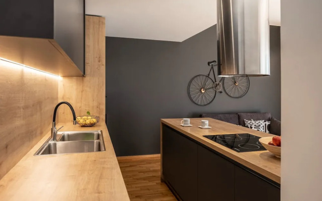 Spacious 3-bedroom Getaway With Balcony in Glyfada