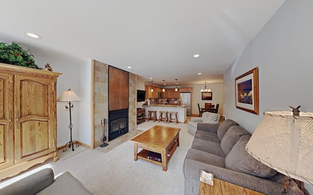 One Bedrooms At Snowbird Condos Slopeside - Free Wifi & Assigned Parking!