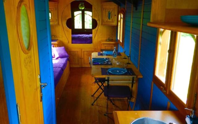 Une roulotte et des chevaux