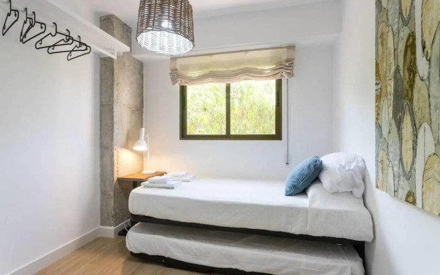 New San Juan beach apartment with AC