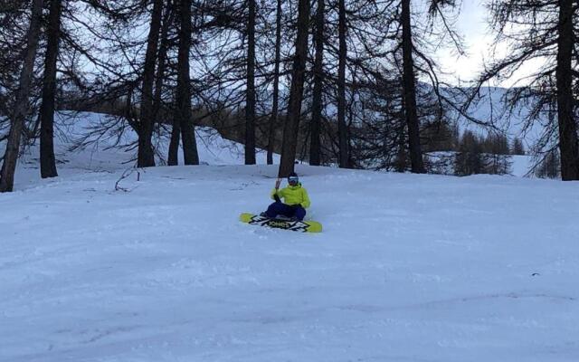 Skis Aux Pieds Station 1800 Dame Blanche