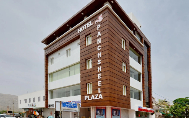 OYO 13860 Panchsheel Plaza