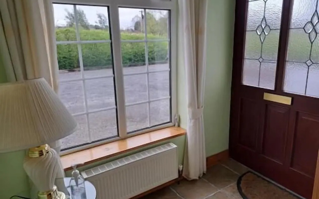 Spacious 6-bed House 10 Minutes From Knock Airport