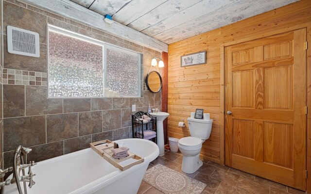 West Haus Escape 3 Bedroom Home by NW Comfy Cabins by RedAwning