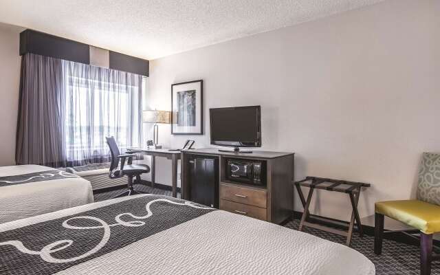 La Quinta Inn & Suites by Wyndham Hartford - Bradley Airport