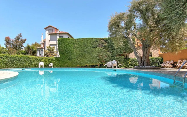 Modern Family Home 5 min to Beach +Pool +Garage