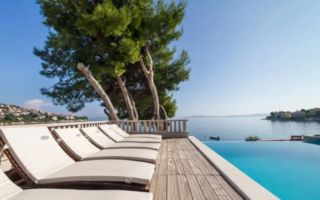 Sea Front - With Pool - H