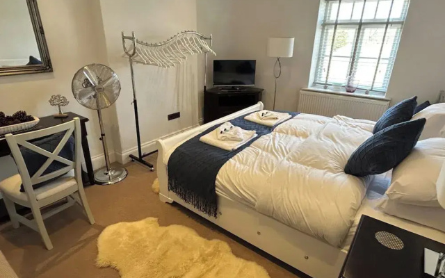 Farmhouse - Sleeps 6 - Near Alton Towers - Parking