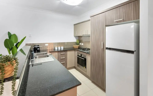 Lux Apartment Cairns - 9 Pools BBQ Gym