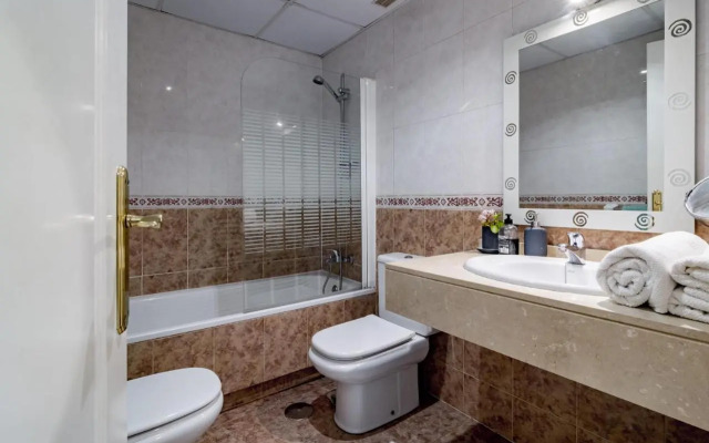 LCR4- Large 3 bed apt close to beaches