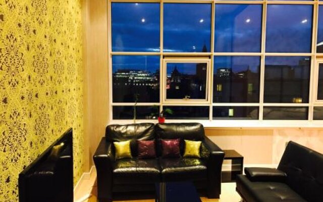 Glasgow City Center Flat with Parking