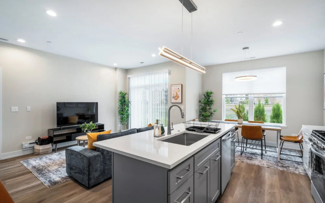 Spacious 4BR Warrenville Home- Rep 1