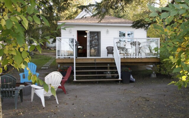 Lakefront Cottage in Manitou Beach