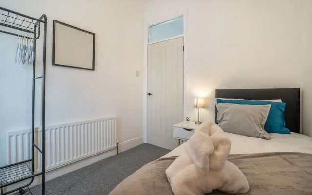Cozy 3 Bed Apartment - Parking