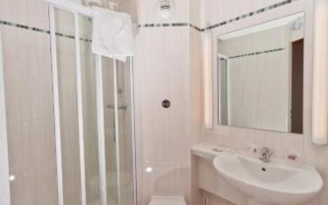 Brit Hotel Rouen Sud / Val De Reuil