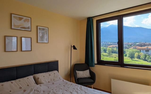 Stylish 2BD Apartment with Panoramic Mountain View