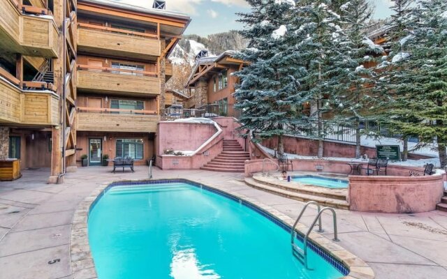 2 BR 3BA Condo - A C Heated Pool Walk to Town