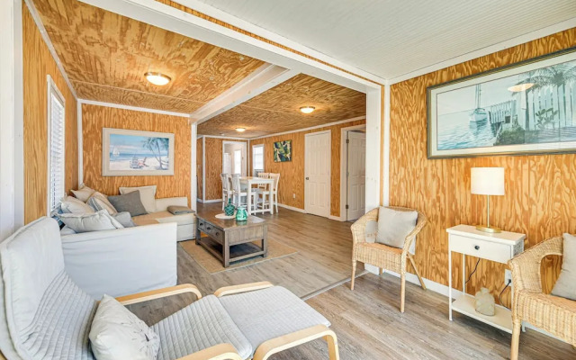 Inviting Beachfront Apartment in Hawk's Nest Beach