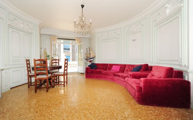 Royal Negresco - 5 Stars Holiday House