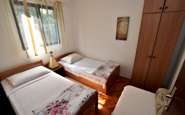 Apartment Ela - very close to beach: A1 Rogac, Island Solta