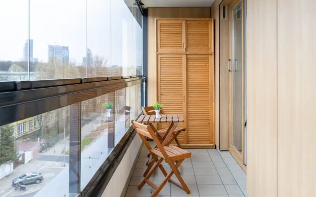 Apartment With Parking by Renters