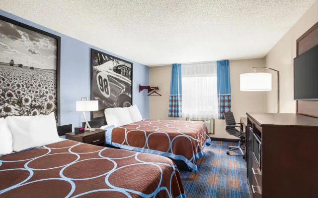 Super 8 by Wyndham Lenexa Overland Park/Mall Area