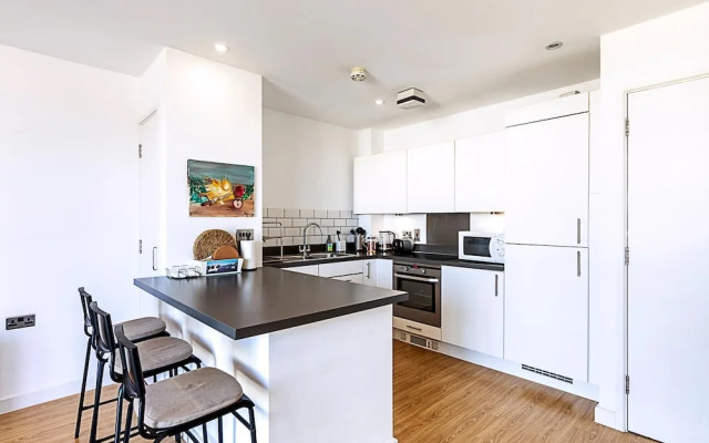 Bright Camden Retreat With Balcony