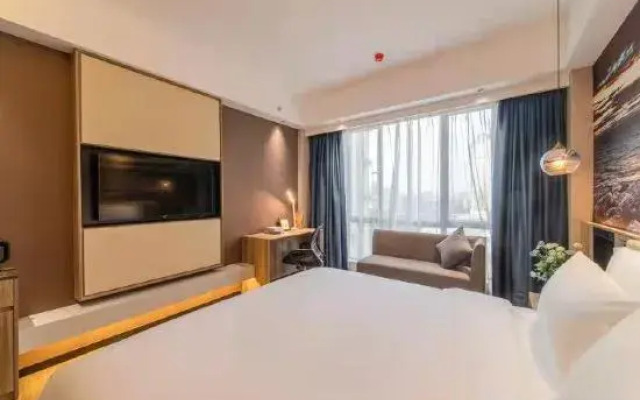 Yuefeng Hotel (Maoming Dianbai West Lake Park)