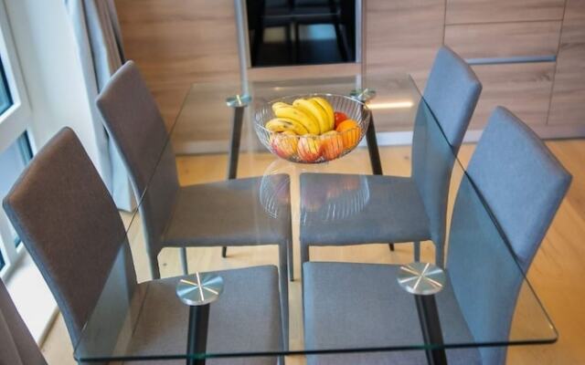 Thames View 2 Bed Apartment With Balcony