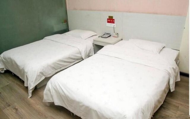 Lily Holiday Hotel (Yichang East Railway Station Fujiuyuan Xintiandi Branch)