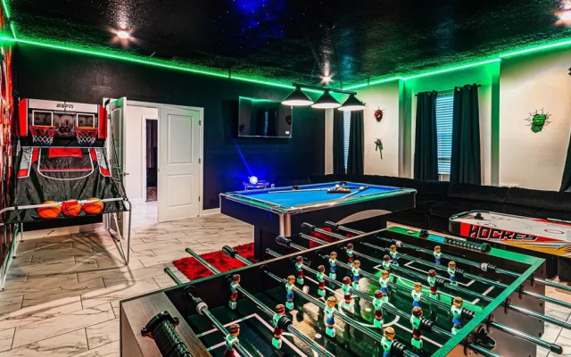 Family Oasis: Pool, Themed Rooms & Resort Access