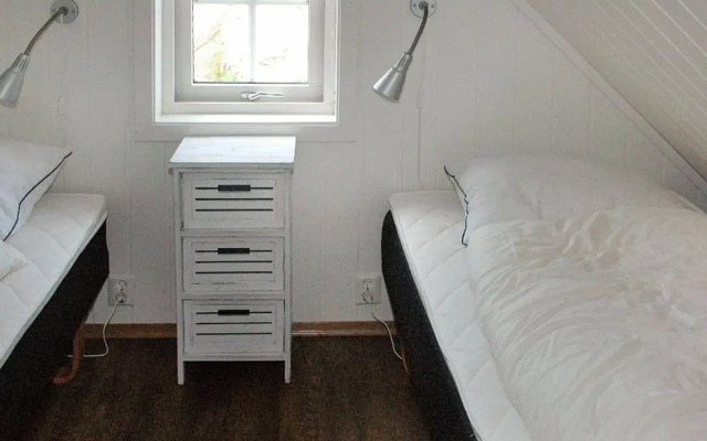 Four-Bedroom Holiday home in Urangsvåg