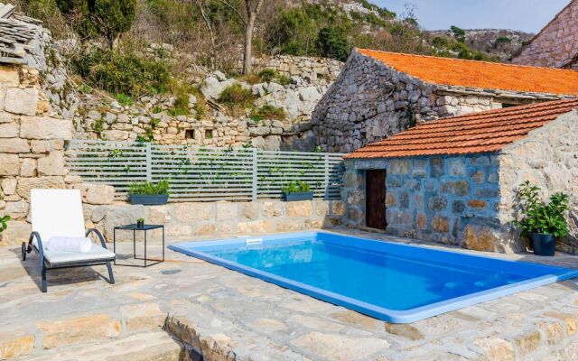 Amazing Home in Brotnice with WiFi, 3 Bedrooms & Hot Tub