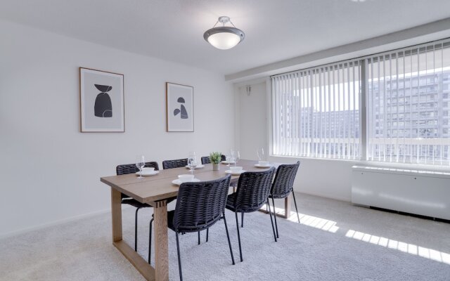 Sensational & Modern apt in Crystal City