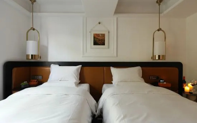 Kunming Sleeping Beauty Garden Pool  Hotel (Dianchi Xishan Scenic Area)