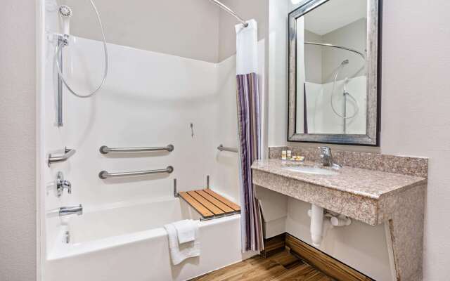 La Quinta Inn & Suites by Wyndham Houston - Magnolia
