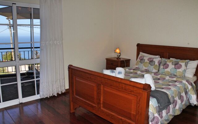 Ideal for couples or families, sunny area surrounded by vines | Casa Vista Bela