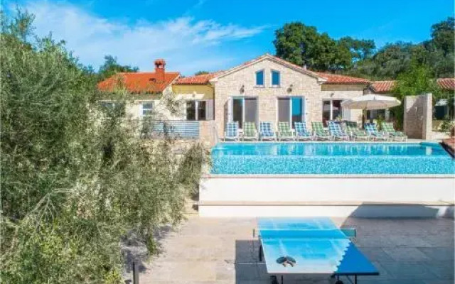 Six Bedroom Holiday Home in Medulin