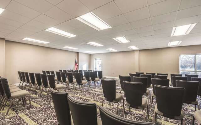 La Quinta Inn & Suites by Wyndham Cincinnati Sharonville