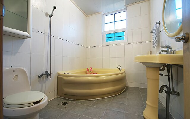 Seogwipo Etwal Jeju Pension