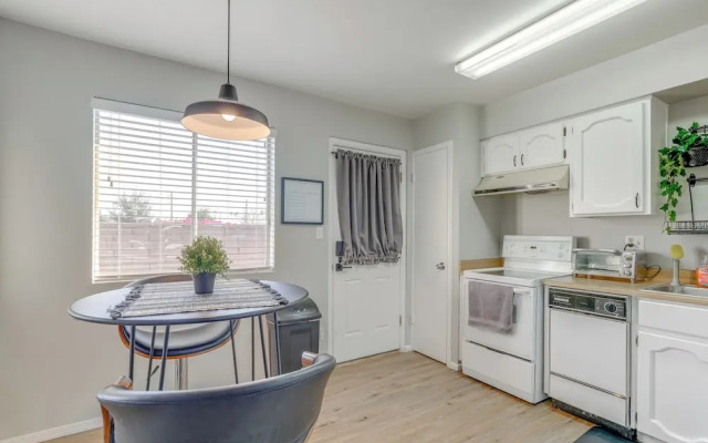 Walk to Conveniences: Tempe Condo w/ Pool!