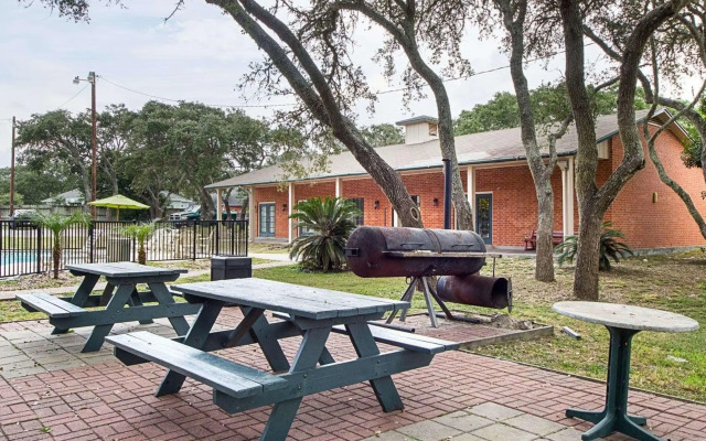 Econo Lodge Inn & Suites Fulton - Rockport