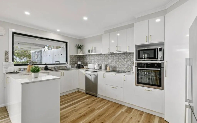 Yarabin - Luxury 6 Bedroom Home With Ocean Views