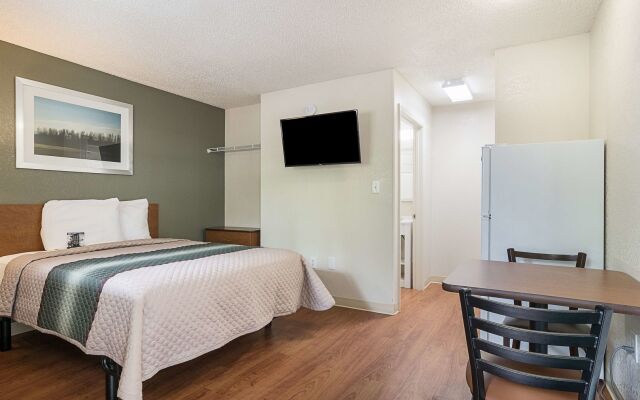 HomeTowne Studios by Red Roof Orlando - Casselberry