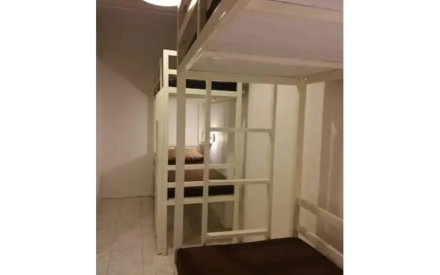 8 Sleeper Street Hostel
