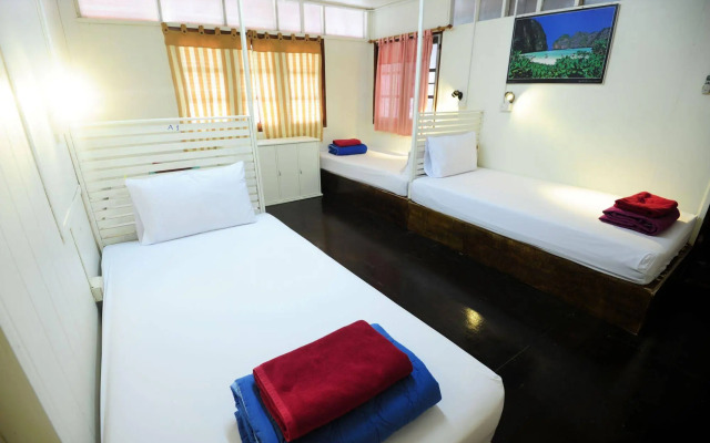 Phi Phi October House