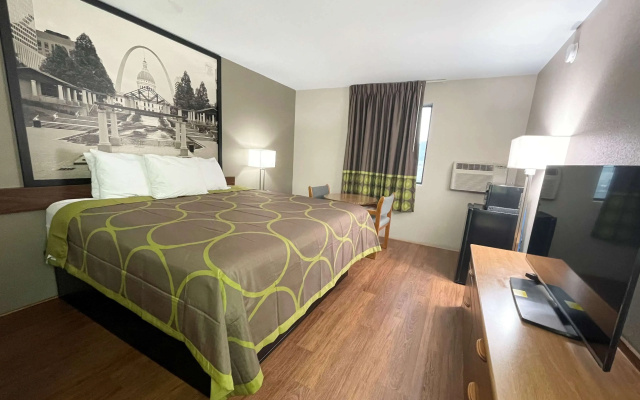 Super 8 by Wyndham Eureka/Six Flags Nearby
